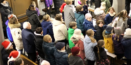 Powiększ grafikę: publiczność zgromadzona w kościele