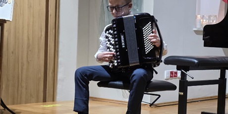 Powiększ grafikę: fotorelacja-z-koncertu-muzyki-polskiej-z-okazji-rocznicy-odzyskania-niepodleglosci-przez-polske-15-listopada-2025-r-godz-17-30-aula-szkoly-654935.jpg