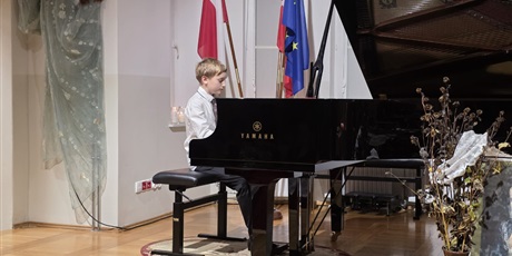 Powiększ grafikę: fotorelacja-z-koncertu-muzyki-polskiej-z-okazji-rocznicy-odzyskania-niepodleglosci-przez-polske-15-listopada-2025-r-godz-17-30-aula-szkoly-654936.jpg