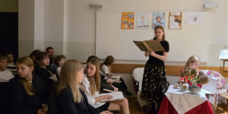 Powiększ grafikę: fotorelacja-z-koncertu-muzyki-polskiej-z-okazji-rocznicy-odzyskania-niepodleglosci-przez-polske-15-listopada-2025-r-godz-17-30-aula-szkoly-654937.jpg