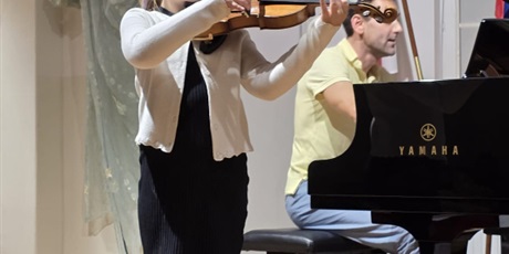 Powiększ grafikę: fotorelacja-z-koncertu-muzyki-polskiej-z-okazji-rocznicy-odzyskania-niepodleglosci-przez-polske-15-listopada-2025-r-godz-17-30-aula-szkoly-654938.jpg