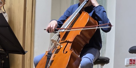 Powiększ grafikę: fotorelacja-z-koncertu-muzyki-polskiej-z-okazji-rocznicy-odzyskania-niepodleglosci-przez-polske-15-listopada-2025-r-godz-17-30-aula-szkoly-654939.jpg