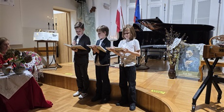 Powiększ grafikę: fotorelacja-z-koncertu-muzyki-polskiej-z-okazji-rocznicy-odzyskania-niepodleglosci-przez-polske-15-listopada-2025-r-godz-17-30-aula-szkoly-654940.jpg