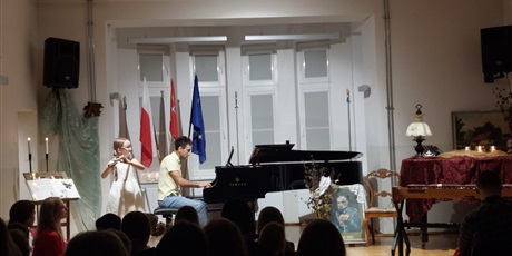 Powiększ grafikę: fotorelacja-z-koncertu-muzyki-polskiej-z-okazji-rocznicy-odzyskania-niepodleglosci-przez-polske-15-listopada-2025-r-godz-17-30-aula-szkoly-654942.jpg