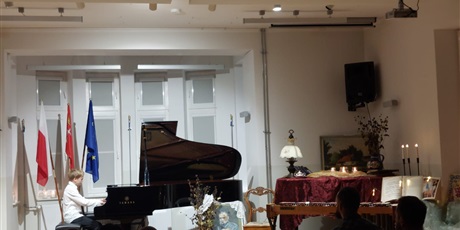 Powiększ grafikę: fotorelacja-z-koncertu-muzyki-polskiej-z-okazji-rocznicy-odzyskania-niepodleglosci-przez-polske-15-listopada-2025-r-godz-17-30-aula-szkoly-654943.jpg