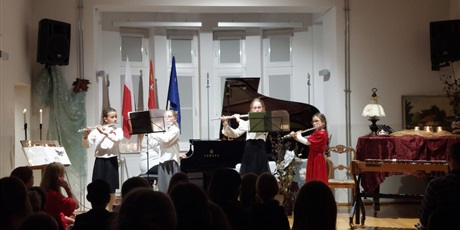 Powiększ grafikę: fotorelacja-z-koncertu-muzyki-polskiej-z-okazji-rocznicy-odzyskania-niepodleglosci-przez-polske-15-listopada-2025-r-godz-17-30-aula-szkoly-654944.jpg