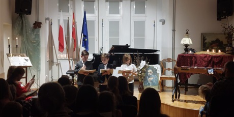 Powiększ grafikę: fotorelacja-z-koncertu-muzyki-polskiej-z-okazji-rocznicy-odzyskania-niepodleglosci-przez-polske-15-listopada-2025-r-godz-17-30-aula-szkoly-654945.jpg