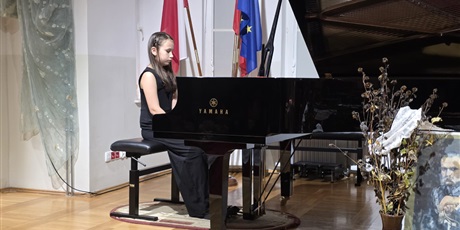 Powiększ grafikę: fotorelacja-z-koncertu-muzyki-polskiej-z-okazji-rocznicy-odzyskania-niepodleglosci-przez-polske-15-listopada-2025-r-godz-17-30-aula-szkoly-654950.jpg