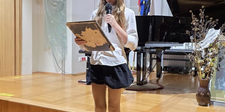 Powiększ grafikę: fotorelacja-z-koncertu-muzyki-polskiej-z-okazji-rocznicy-odzyskania-niepodleglosci-przez-polske-15-listopada-2025-r-godz-17-30-aula-szkoly-654951.jpg