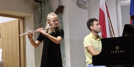 Powiększ grafikę: fotorelacja-z-koncertu-muzyki-polskiej-z-okazji-rocznicy-odzyskania-niepodleglosci-przez-polske-15-listopada-2025-r-godz-17-30-aula-szkoly-654953.jpg