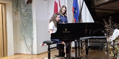 Powiększ grafikę: fotorelacja-z-koncertu-muzyki-polskiej-z-okazji-rocznicy-odzyskania-niepodleglosci-przez-polske-15-listopada-2025-r-godz-17-30-aula-szkoly-654956.jpg