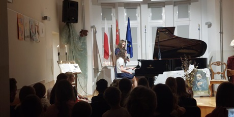 Powiększ grafikę: fotorelacja-z-koncertu-muzyki-polskiej-z-okazji-rocznicy-odzyskania-niepodleglosci-przez-polske-15-listopada-2025-r-godz-17-30-aula-szkoly-654957.jpg