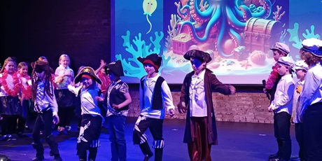 Powiększ grafikę: fotorelacja-z-pasowania-na-ucznia-14-pazdziernika-2025r-647735.jpg