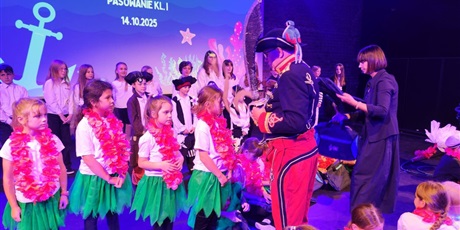 Powiększ grafikę: fotorelacja-z-pasowania-na-ucznia-14-pazdziernika-2025r-647739.jpg