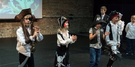 Powiększ grafikę: fotorelacja-z-pasowania-na-ucznia-14-pazdziernika-2025r-647748.jpg