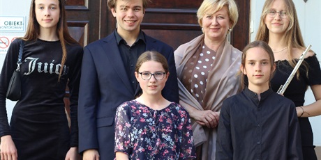 Powiększ grafikę: p. Tatiana Adamkowicz z uczniami przed szkołą