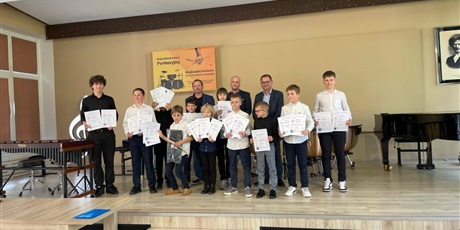 Powiększ grafikę: sukcesy-naszych-uczniow-podczas-vi-pomorskiego-konkursu-perkusyjnego-w-kartuzach-615183.jpg