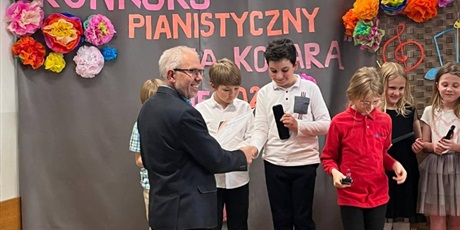 Powiększ grafikę: szkolny-konkurs-pianistyczny-za-kotara-615168.jpg