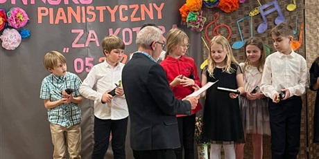 Powiększ grafikę: szkolny-konkurs-pianistyczny-za-kotara-615169.jpg