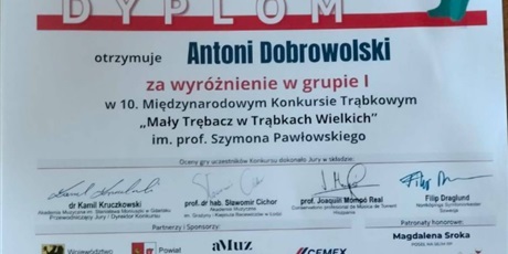 Powiększ grafikę: wyroznienia-dla-antoniego-dobrowolskiego-oraz-karola-zydzianowskiego-podczas-x-miedzynarodowego-konkursu-maly-trebacz-w-trabkach-wielkich-624356.jpg