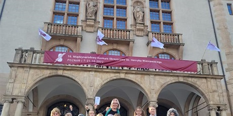 Wycieczka uczniów klasy skrzypiec do Poznania na Międzynarodowy Konkurs Skrzypcowy.